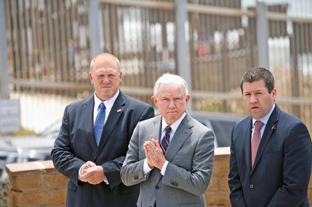 El titular del Servicio de Inmigración y Control de Aduanas, Thomas D. Homan, y Jeff Sessions, fiscal general, ayer en San Ysidro, California (AFP)