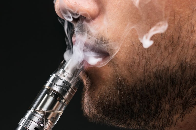 Tanto vapeadores como cigarros electrónicos generan dependencia. Foto: Freepik