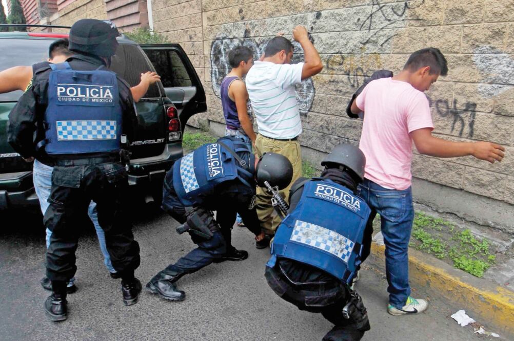 Policías capitalinos revisaron a 738 personas en las dos delegaciones Gustavo A. Madero y Azcapotzalco con el fin de prevenir actos delictivos (ARCHIVO EL UNIVERSAL)
