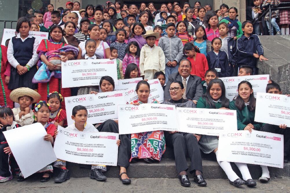 El Gobierno del Distrito Federal entregó a 224 niños pertenecientes a diferentes comunidades indígenas en la capital, apoyos para evitar la deserción escolar (MARÍA JOSÉ MARTÍNEZ. CUARTOSCURO)