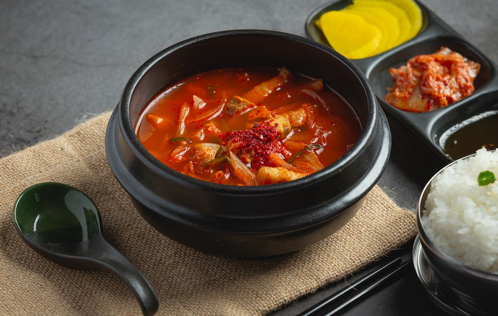 El Kimchi jikae es una una sopa a base de col china fermentada, tofu, carne y verduras.  Foto: @jcomp en Freepik