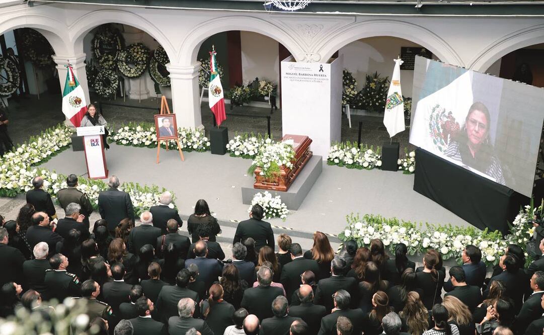 Rosario Orozco Caballero, viuda de Miguel Barbosa, en el homenaje póstumo al gobernador de Puebla. El presidente López Obrador estuvo presente.