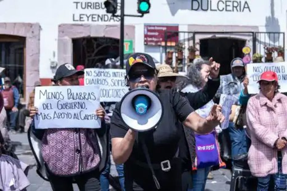 Desde hace dos días, los productores de frijol se apostaron afuera de Palacio de Gobierno con tractores y campamentos, los cuales fueron colocados sobre la explanada de la Plaza de Armas, como nueva medida de presión. (Foto: Diana Valdez/ EL UNIVERSAL)