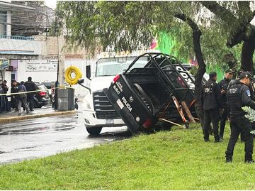 Policía pierde la vida tras impactar su patrulla contra un tráiler en Iztacalco