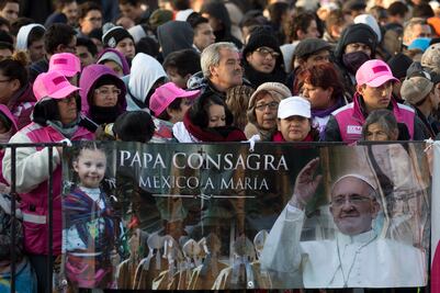 Asisten más de 200 mil personas a ver al Papa 