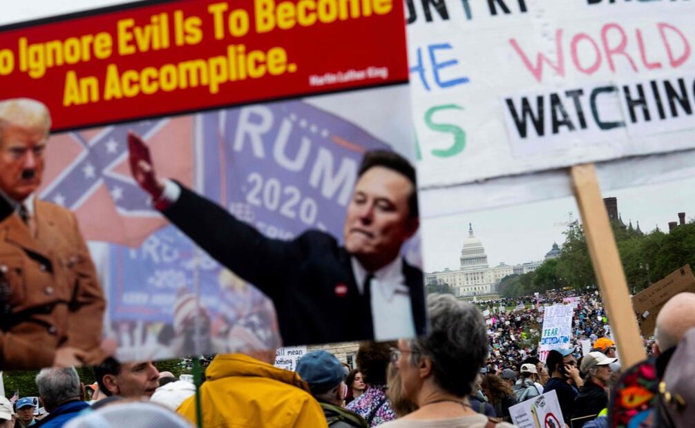 Manifestantes salieron este sábado a las calles de Washington y otras ciudades de Estados Unidos en contra de las políticas de Donald Trump. Foto: AFP. Foto: AFP