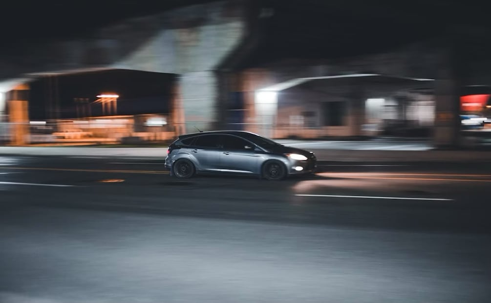 La concentración es fundamental al conducir un auto. Foto: Unsplash