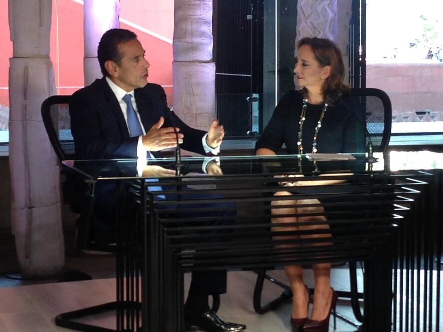 La titular de la SRE, Claudia Ruiz Massieu, entrevistó al ex alcalde de Los Ángeles, Antonio Villarraigosa en el marco de la 27 reunión de Embajadores y Cónsules