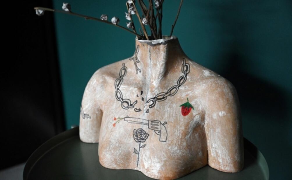 Tatuadora china graba con tinta las historias de sus clientas y se convierte en un símbolo de empoderamiento