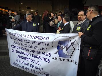 Trabajadores de la CNBV protestan por cancelación de seguro médico