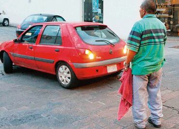 "Franeleros" cobran hasta $150 por auto