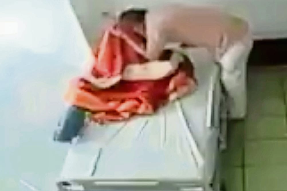 En una parte del video se observa cómo el agresor levanta la mano para agredir al menor (ARCHIVO. EL UNIVERSAL)