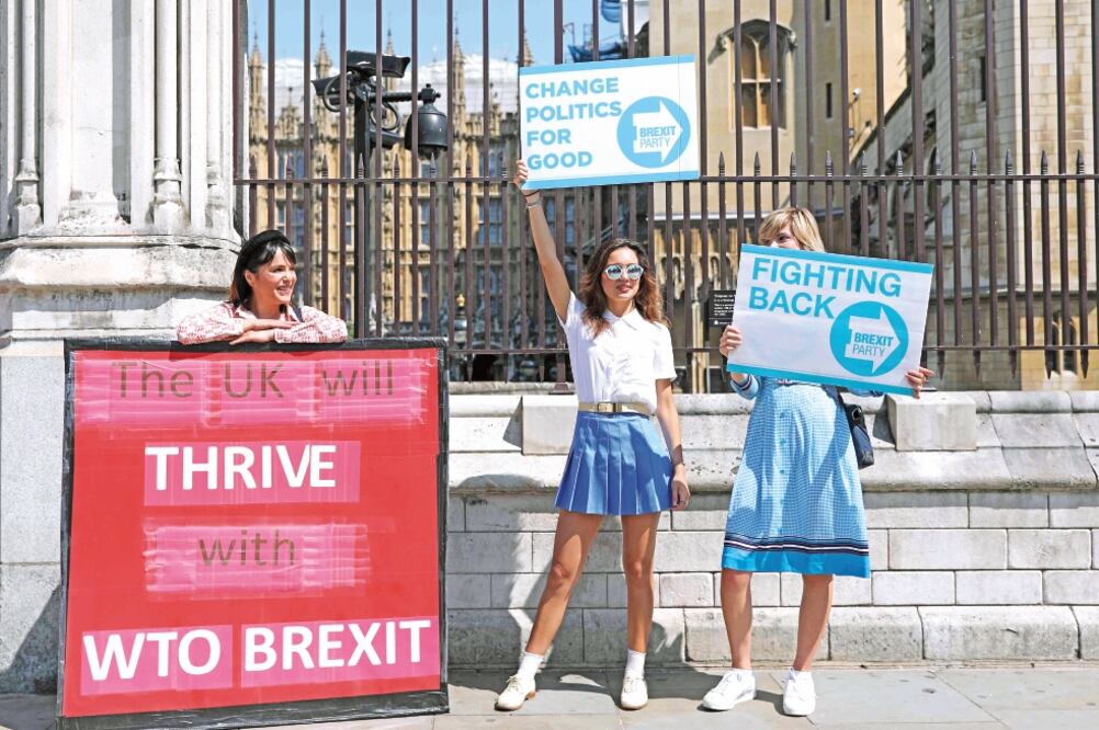 Manifestantes a favor de la salida británica de la Unión Europea y seguidores del Partido Brexit, ayer afuera del Parlamento, en Londres. Foto: ISABEL INFANTES. AFP