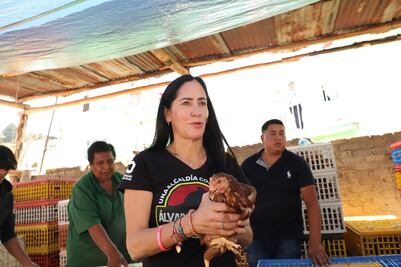 Lía Limón entrega 2 mil gallinas ponedoras en San Bartolo Ameyalco