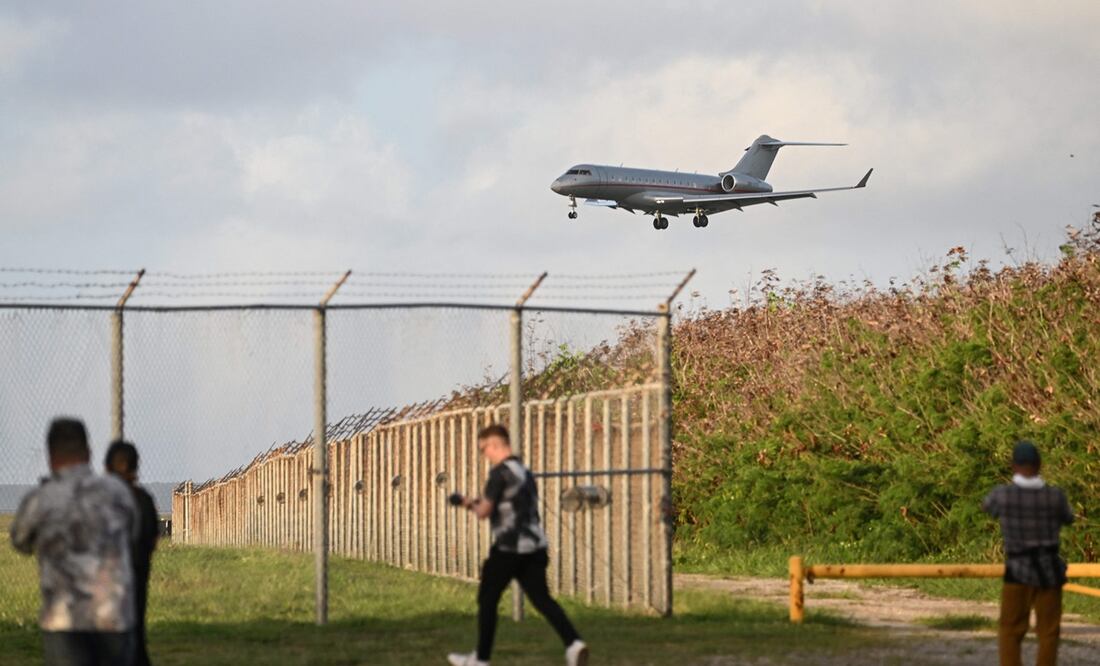 El avión que transportaba al fundador de WikiLeaks, Julian Assange, aterriza en el Aeropuerto Internacional de Saipan después de una escala en Bangkok en Saipan, Islas Marianas del Norte. Foto: AFP