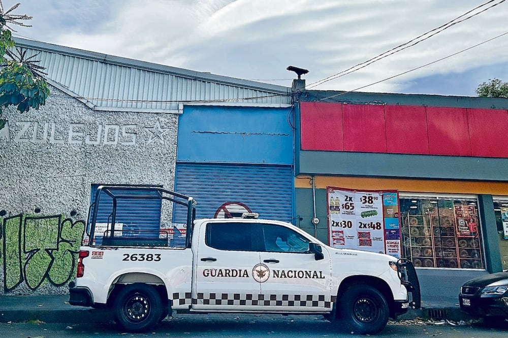 Una patrulla de la GN vigila un predio en Azcapotzalco; el establecimiento de pinturas era la fachada para los huachicoleros. Foto: BERENICE FREGOSO. EL UNIVERSAL