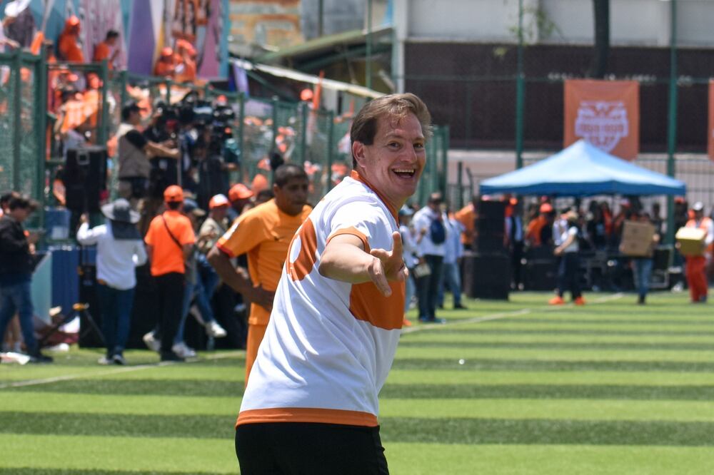 Desde Tepito, Salomón Chertorivski se compromete a apoyar al comercio, los mercados públicos y combatir la extorsión. (FOTO: Eduardo Castañeda)