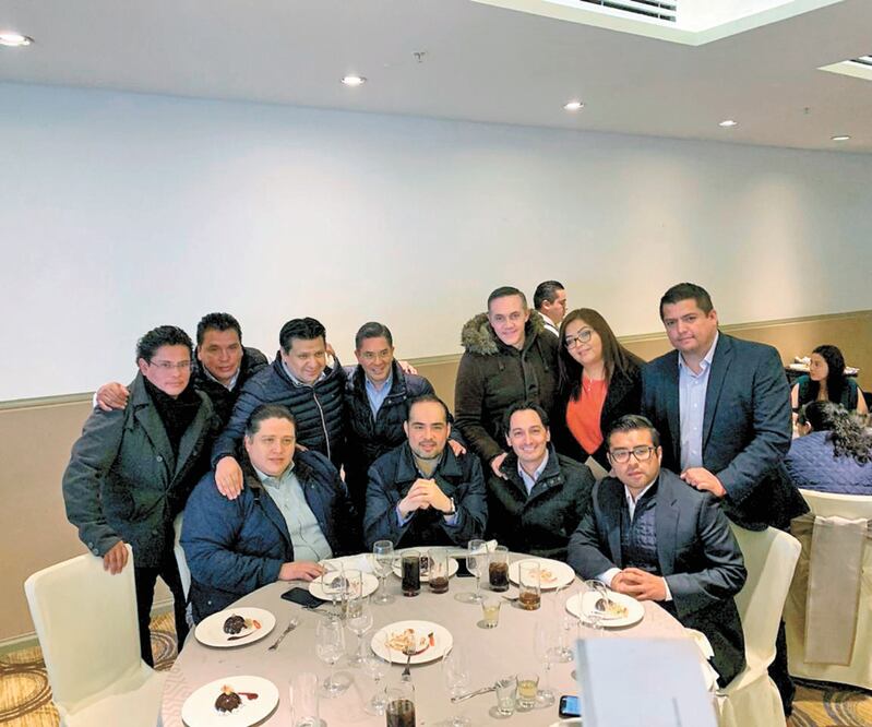 Adrián Rubalcava, segunda fila, tercero de derecha a izquierda, con dirigentes panistas. Foto: ESPECIAL