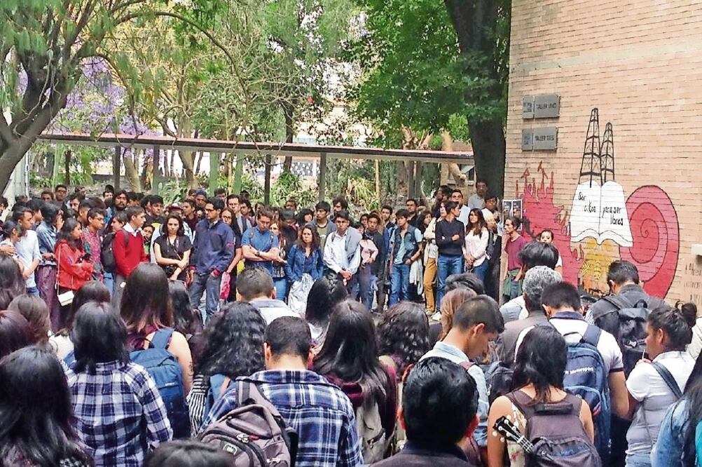 Los alumnos de la UNAM guardaron un minuto de silencio en honor de Gatziella y Graciela Cifuentes. (PEDRO VILLA Y CAÑA)