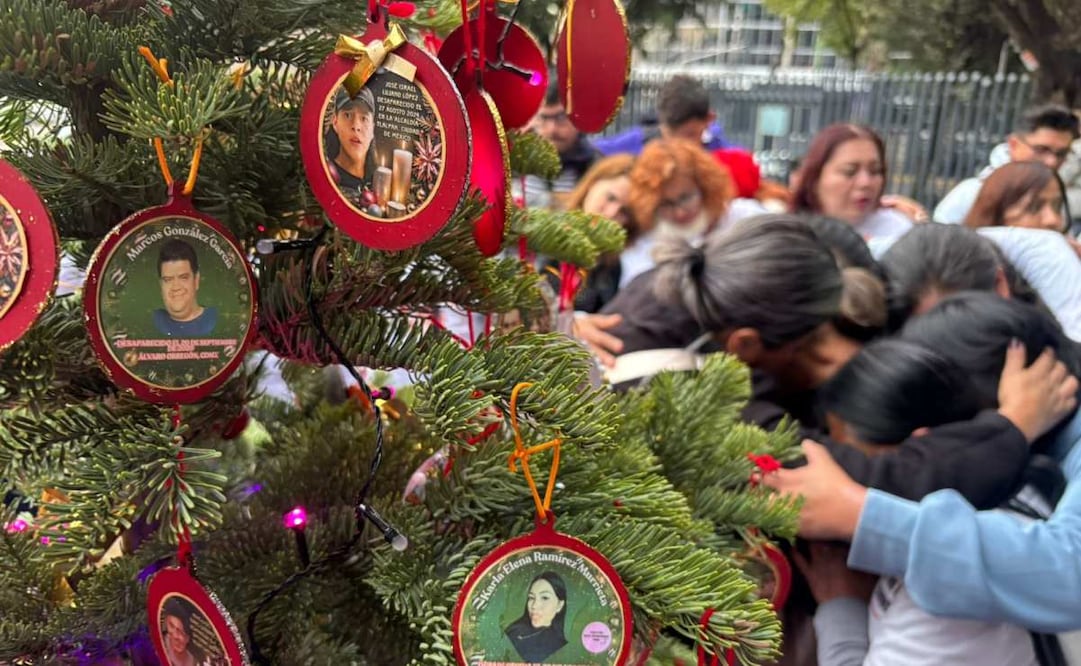 Madres buscadoras encienden árbol navideño frente al Centro para Búsqueda de Personas (15/12/2025). Foto: Especial