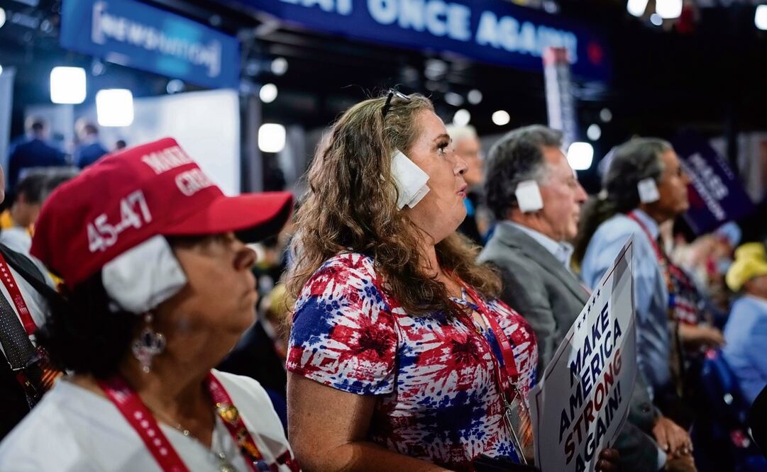 Algunos de los asistentes a la convención, en Milwaukee, llevaron cubiertos los oídos con papel o gasa, en solidaridad con Trump. Foto: Jae C. Hong | AP