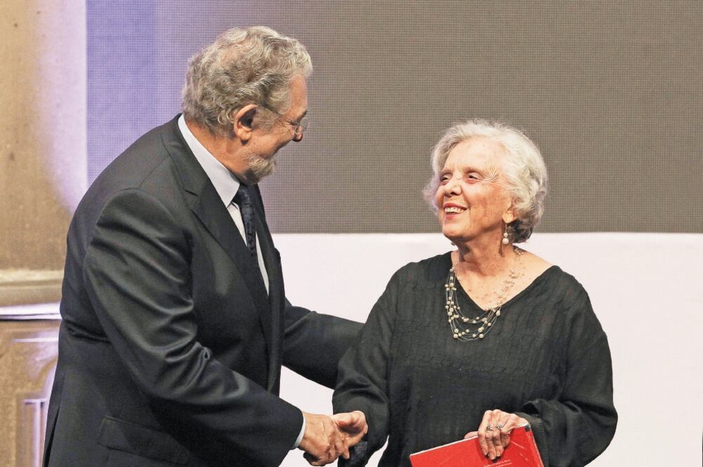 Plácido Domingo y Elena Poniatowska en el Antiguo Palacio del Ayuntamiento, durante la entrega del reconocimiento Ángel de la Ciudad (ALEX CRUZ. EFE)