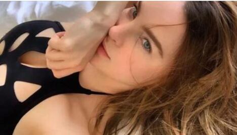 Belinda te muestra cómo usar un traje de baño con transparencias