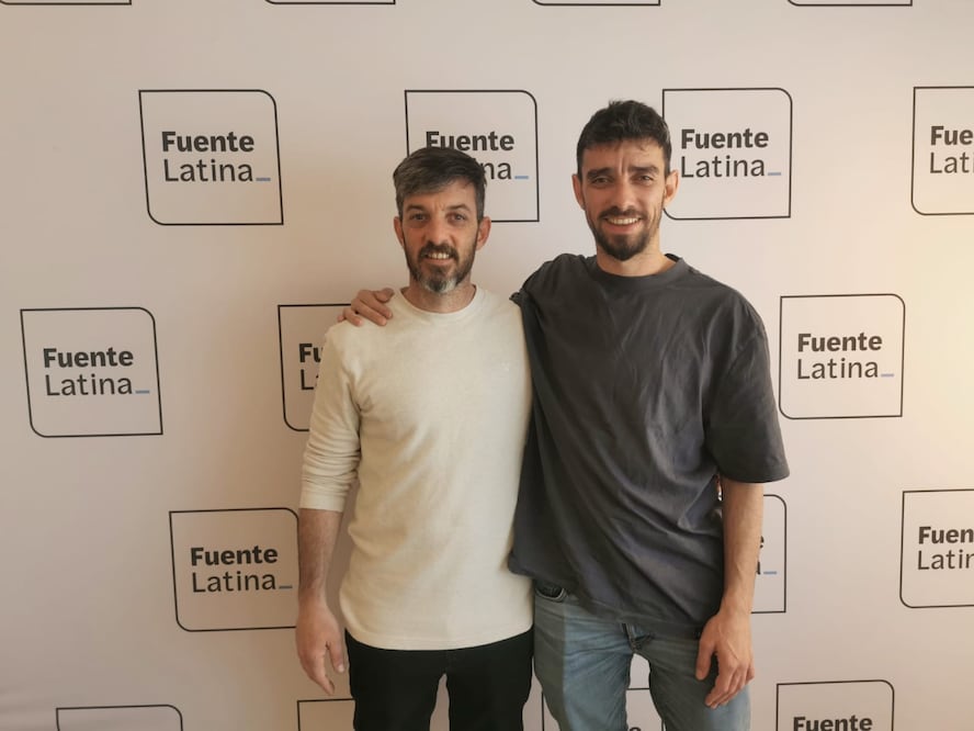David (de camiseta blanca) y Ariel Cunio, argentinos israelíes que fueron tomados como rehenes por Hamas durante los ataques del 7 de octubre de 2023. FOTO: ÁNGEL SANTAMARÍA. EL UNIVERSAL