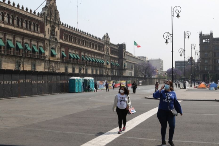 Sesión en el búnker de Palacio Nacional por la marcha feminista