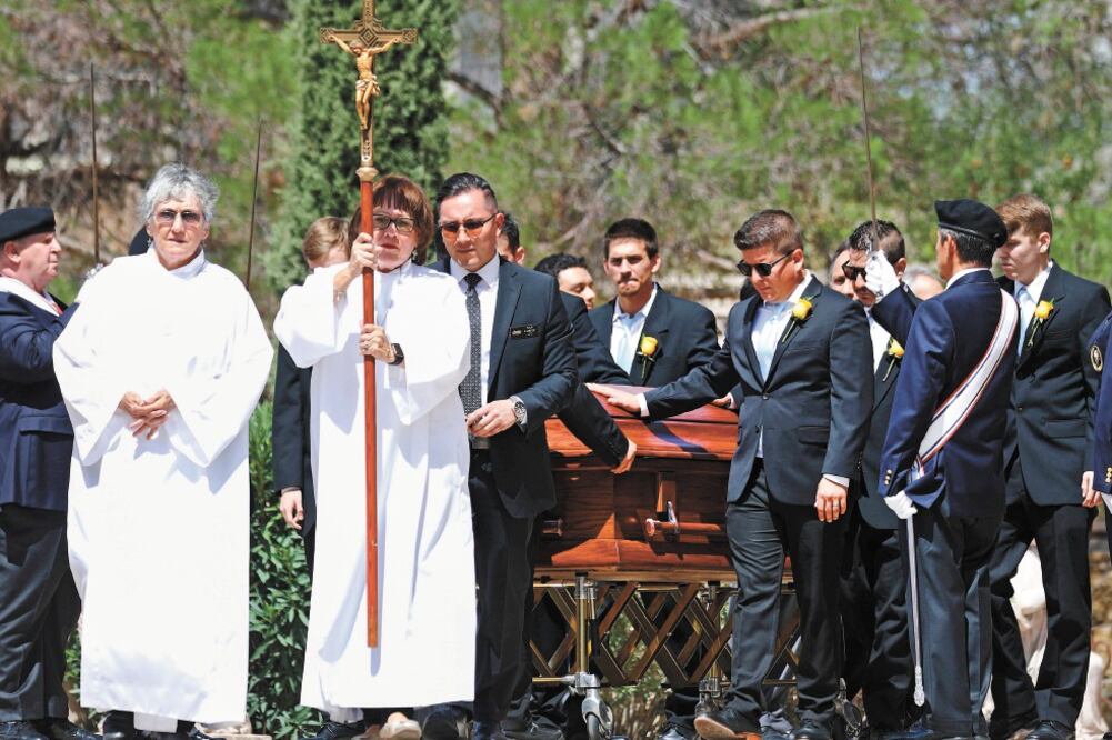 El cuerpo de Angelina Englisbee, de 86 años, quien perdió la vida en el tiroteo de El Paso, fue enterrado ayer tras una misa fúnebre en la iglesia St. Pius X. Foto/MARIO TAMA. AFP