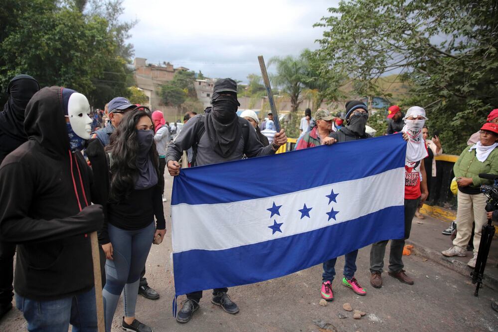 Simpatizantes de la Alianza protestan frente a un reten de policías y militares en Tegucigalpa (Foto: EFE)