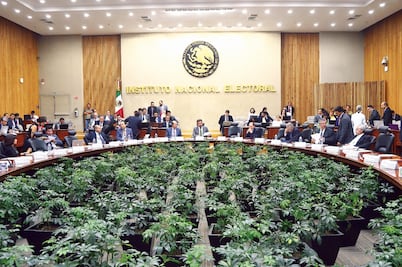 Pide INE a Mancera y a Graco dejar de apoyar a candidatos