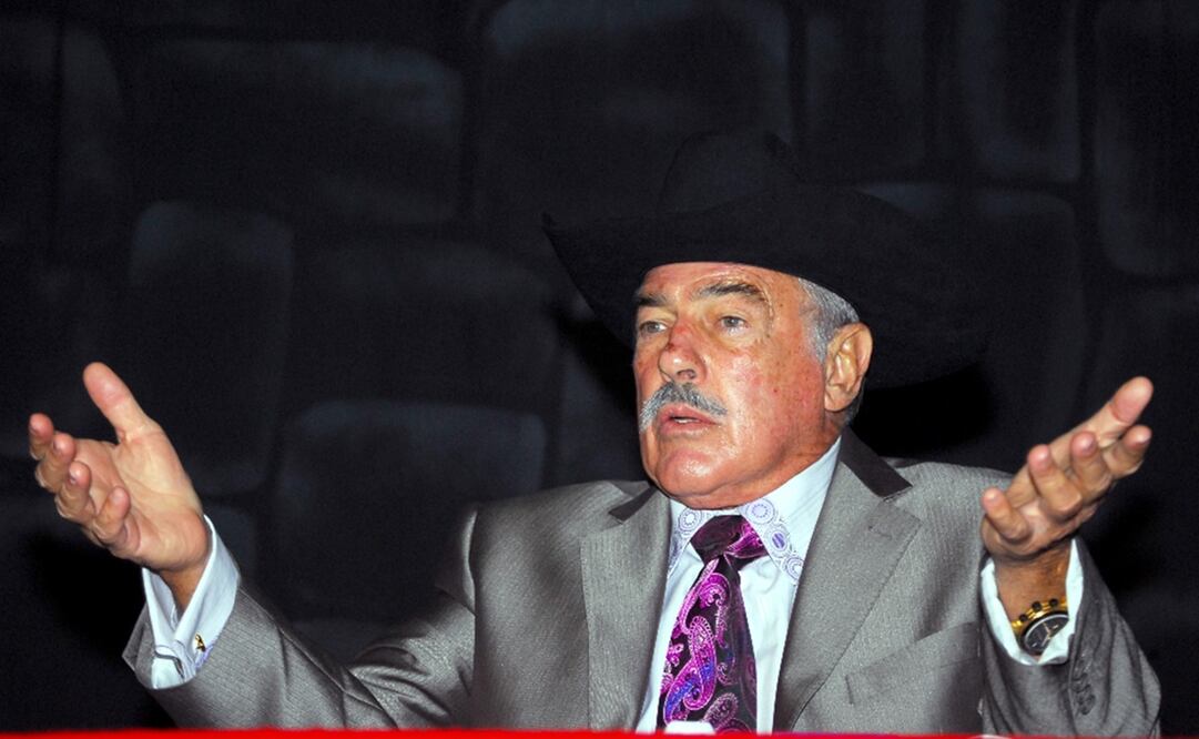 En un video, el actor insultó a la escritora Anabel Hernández y amagó con demandarla por las supuestas afirmaciones que se hacen en el libro “Emma y las otras señoras del narco”.