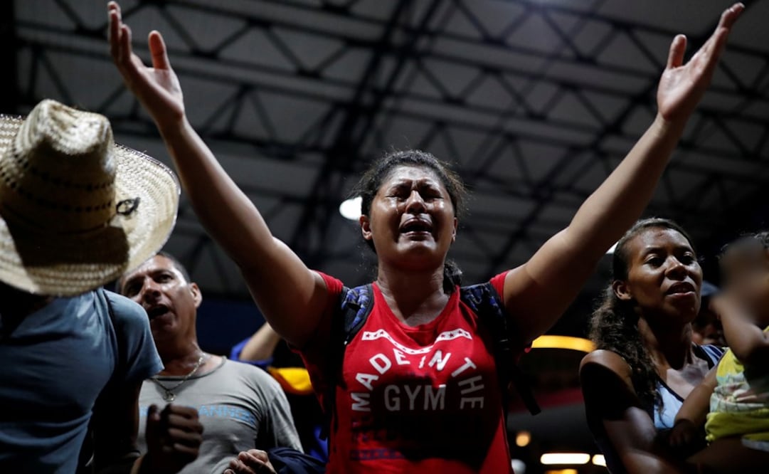 A Central American migrant, part of a caravan trying to reach the U.S., cries while she sings and prays at a public square in Tapachula, Mexico, October 30, 2018 - Photo: Carlos Garcia Rawlins/REUTERS
