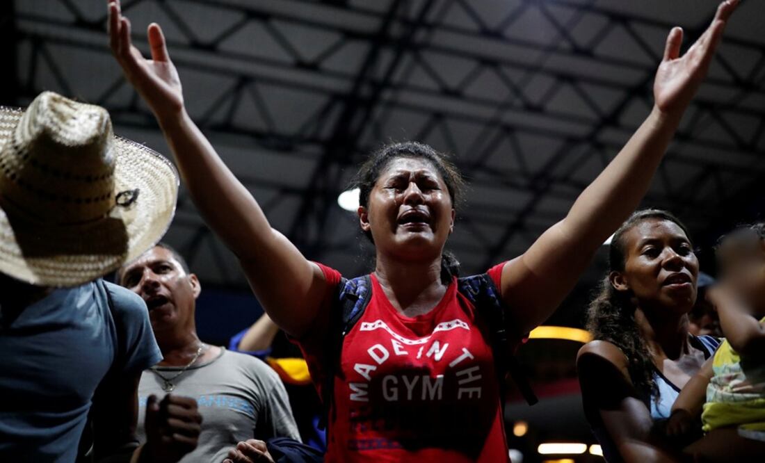 A Central American migrant, part of a caravan trying to reach the U.S., cries while she sings and prays at a public square in Tapachula, Mexico, October 30, 2018 - Photo: Carlos Garcia Rawlins/REUTERS
