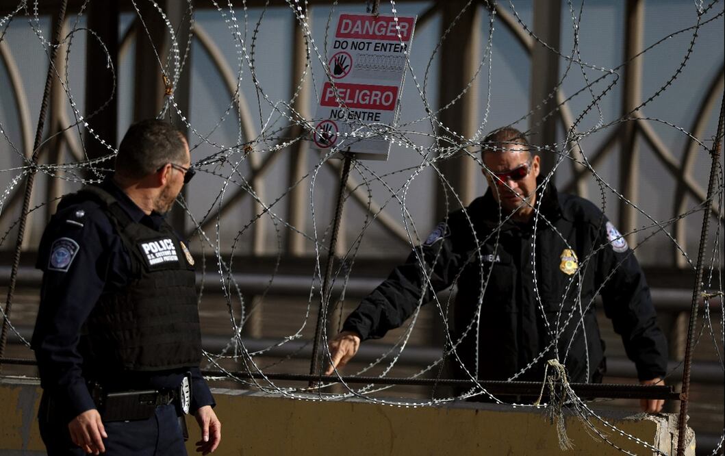 Agentes de la Oficina de Aduanas y Protección Fronteriza instalaron alambres de púas y bloques de concreto en el puente Paso del Norte, que conecta Ciudad Juárez con El Paso, el 17 de enero de 2025.Texas. Foto: AFP