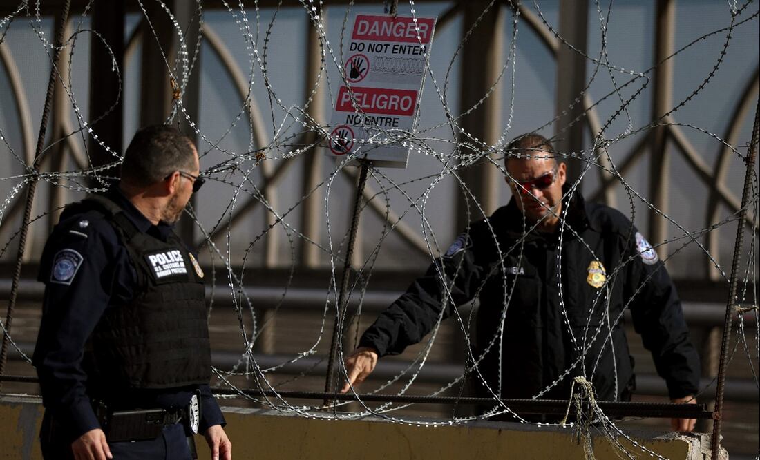 Agentes de la Oficina de Aduanas y Protección Fronteriza instalaron alambres de púas y bloques de concreto en el puente Paso del Norte, que conecta Ciudad Juárez con El Paso, el 17 de enero de 2025.Texas. Foto: AFP