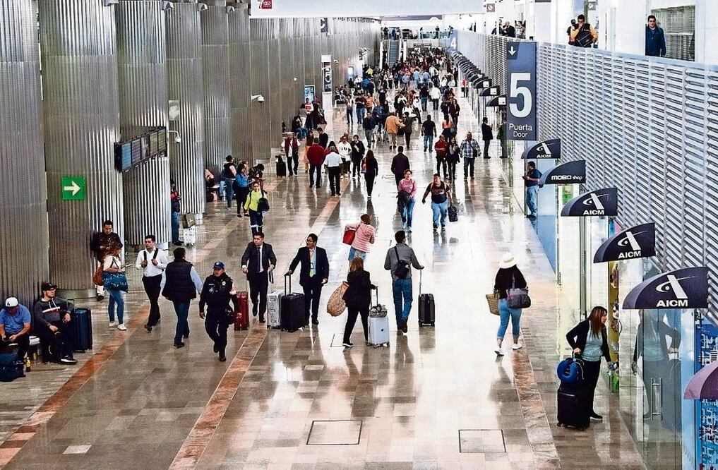 Los mexicanos aprovechan la fortaleza del peso para viajar al extranjero. Foto: de Archivo Cuartoscuro