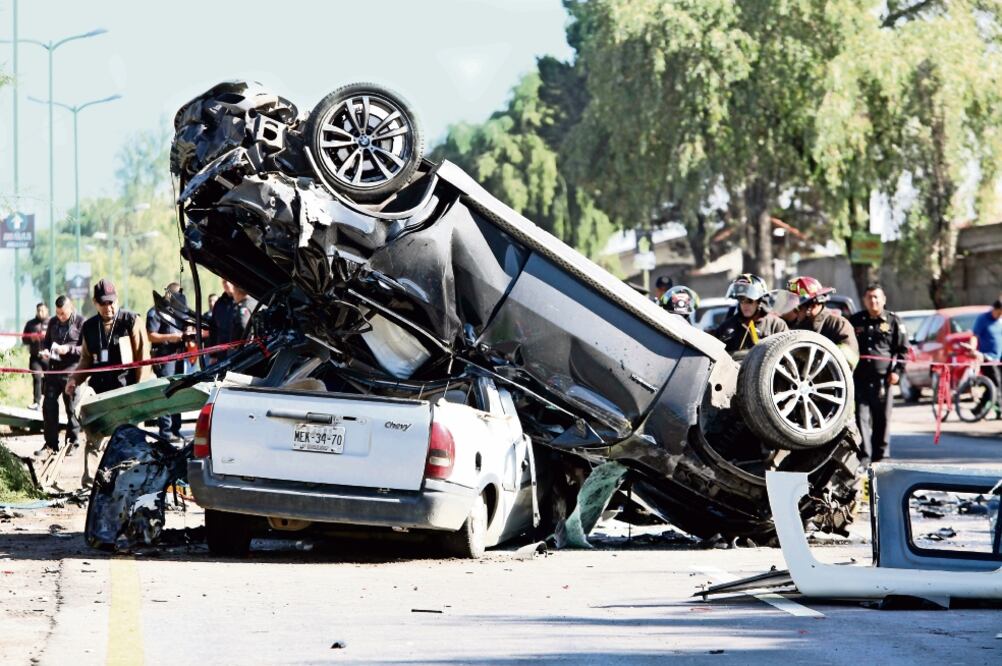 Los fallecidos viajaban en un Ford Ikon color azul con placas MST9379; el conductor de una camioneta Chevrolet con placas MEK3470 resultó lesionado. Una mujer fue atropellada por un curioso que bajó la marcha para ver el accidente (JORGE ALVARADO)