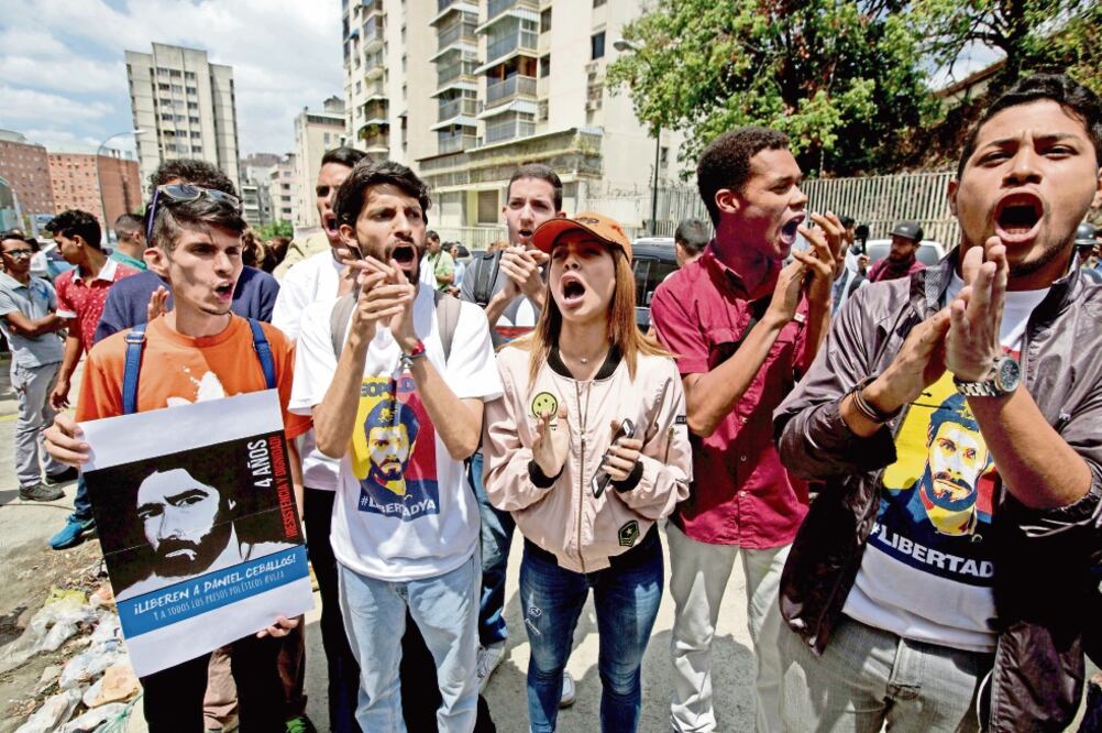 Familiares de detenidos en la sede del Sebin, en Caracas, exigían ayer libertad de los presos, algunos de los cuales se amotinaron desde el miércoles. (FERNANDO LLANO. AP)