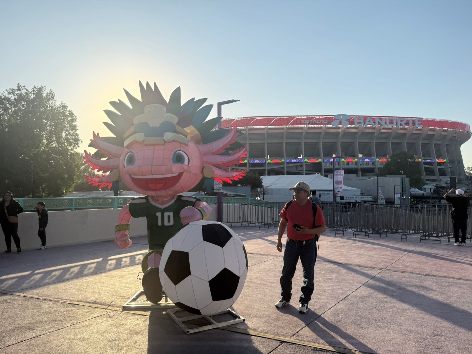 ️  Decenas de personas llegan al Estadio Banorte previo a su reinauguració para tomarse la foto del recuerdo con la mascota mudialista
