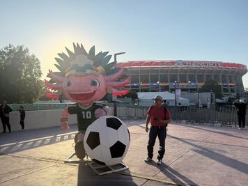 VIDEO Decenas de personas llegan al Estadio Banorte previo a su reinauguración; se toman la foto del recuerdo con la mascota mundialista