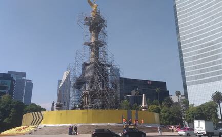 Empleados de CDMX cubren pintas en tapiales del Ángel de la Independencia