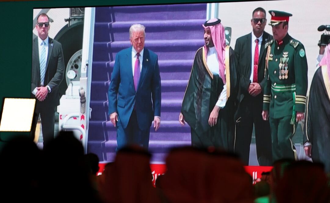 Donald Trump aterriza en Riad siendo recibido por el príncipe heredero, Mohammed Bin Salman. Foto: EFE