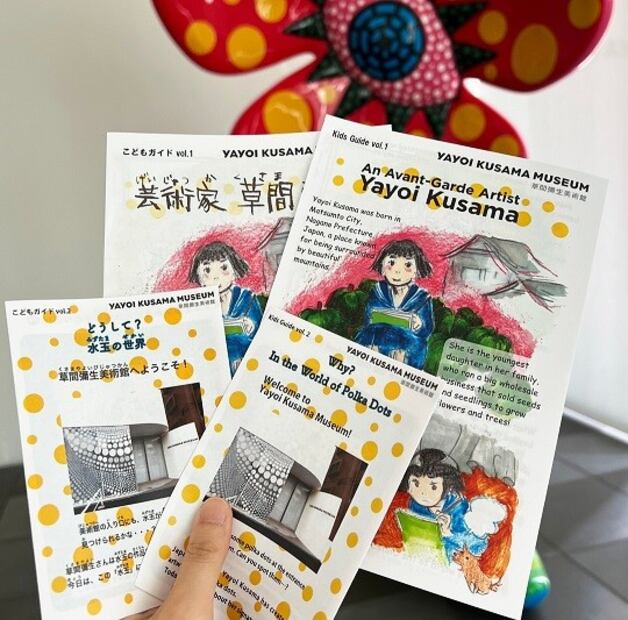La artista japonesa Yayoi Kusama llevó su obsesión por los patrones y la repetición de las galerías a la ropa y los accesorios. Foto: Instagram @yayoikusamamuseum