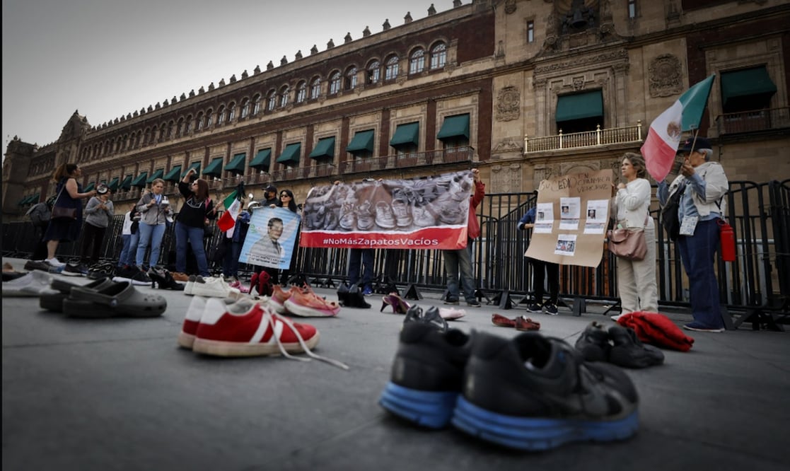 Con zapatos vacíos, familiares de desaparecidos en diversos estados del país se manifestaron afuera de Palacio Nacional para exigir justicia a la presidenta Claudia Sheinbaum. Foto: Diego Simón Sánchez/EL UNIVERSAL