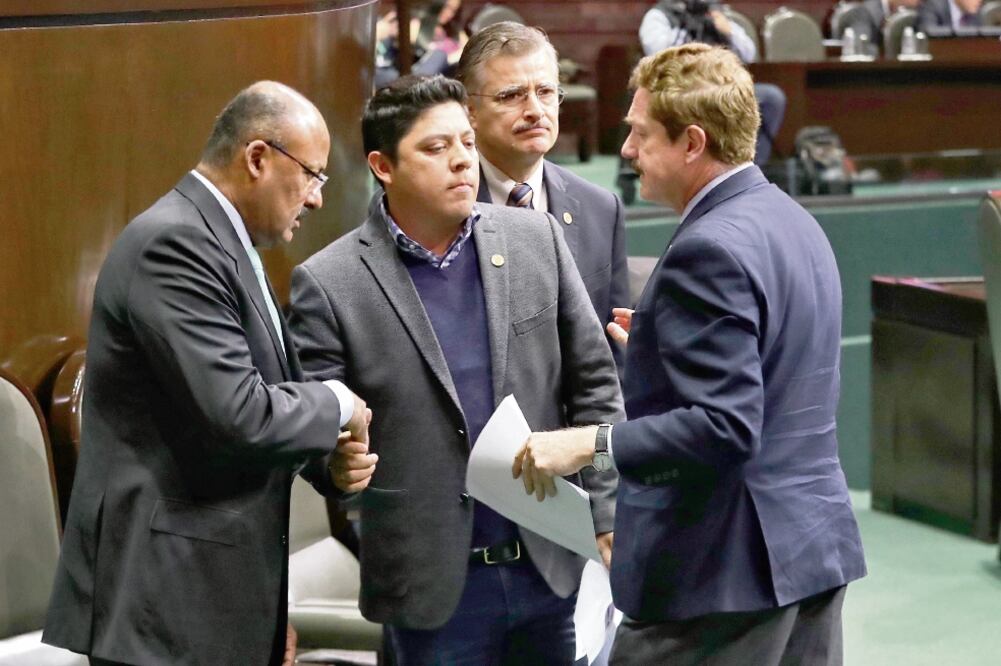 Los coordinadores del PRI, René Juárez; del PRD, José Ricardo Gallardo; de MC, Tonatiuh Bravo, y del PAN, Juan Carlos Romero Hicks, en la sesión de ayer. Foto: DIEGO SIMÓN. EL UNIVERSAL