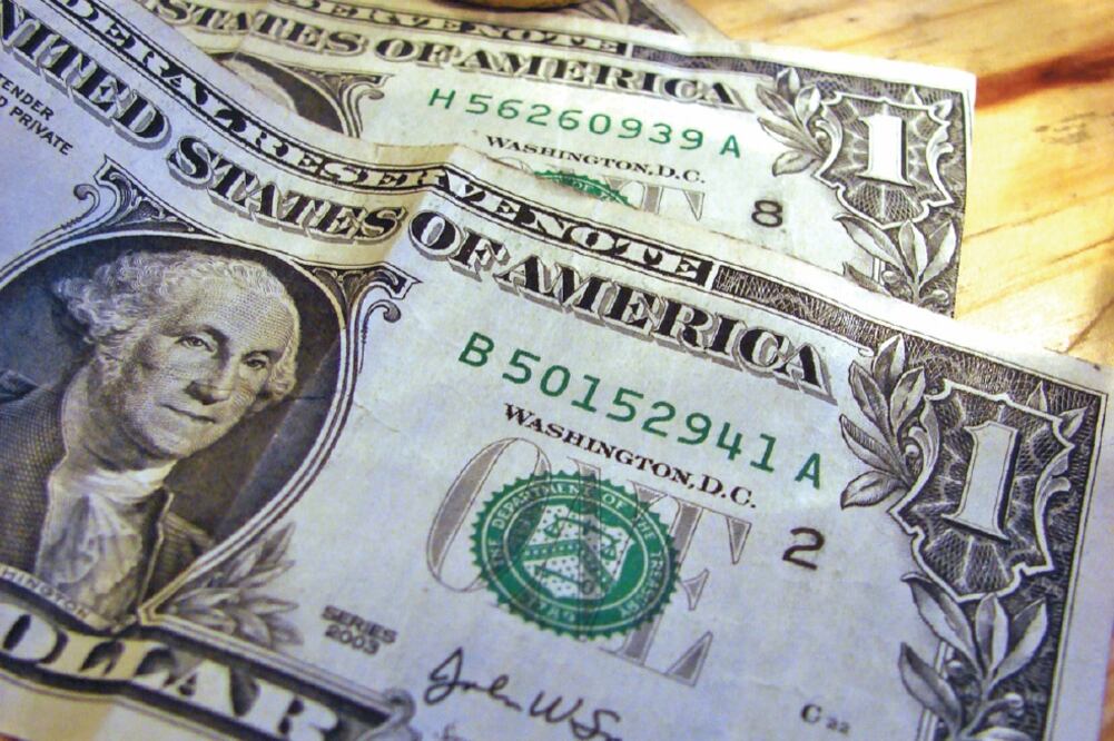 Escalada. El dólar terminó vendiéndose ayer en 19.90 pesos, el precio más caro desde el pasado 2 de julio. Foto: ARCHIVO EL UNIVERSAL