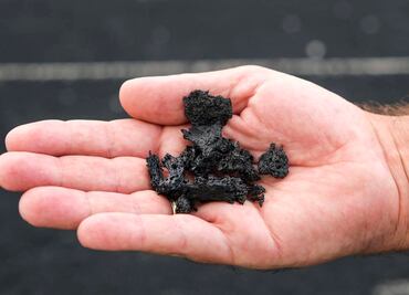 Reportero aficionado se quema al tocar la lava del volcán La Palma