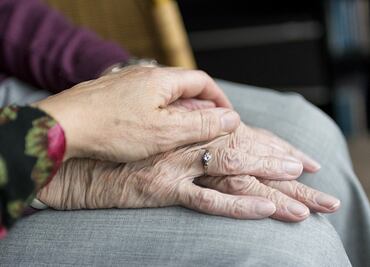 Abuelo olvida en autobús de Sinaloa cenizas de su nieto muerto en EU; las recupera con apoyo de redes sociales